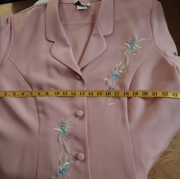 Women's pastel pink jacket & matching skirt - Picture 7 of 12